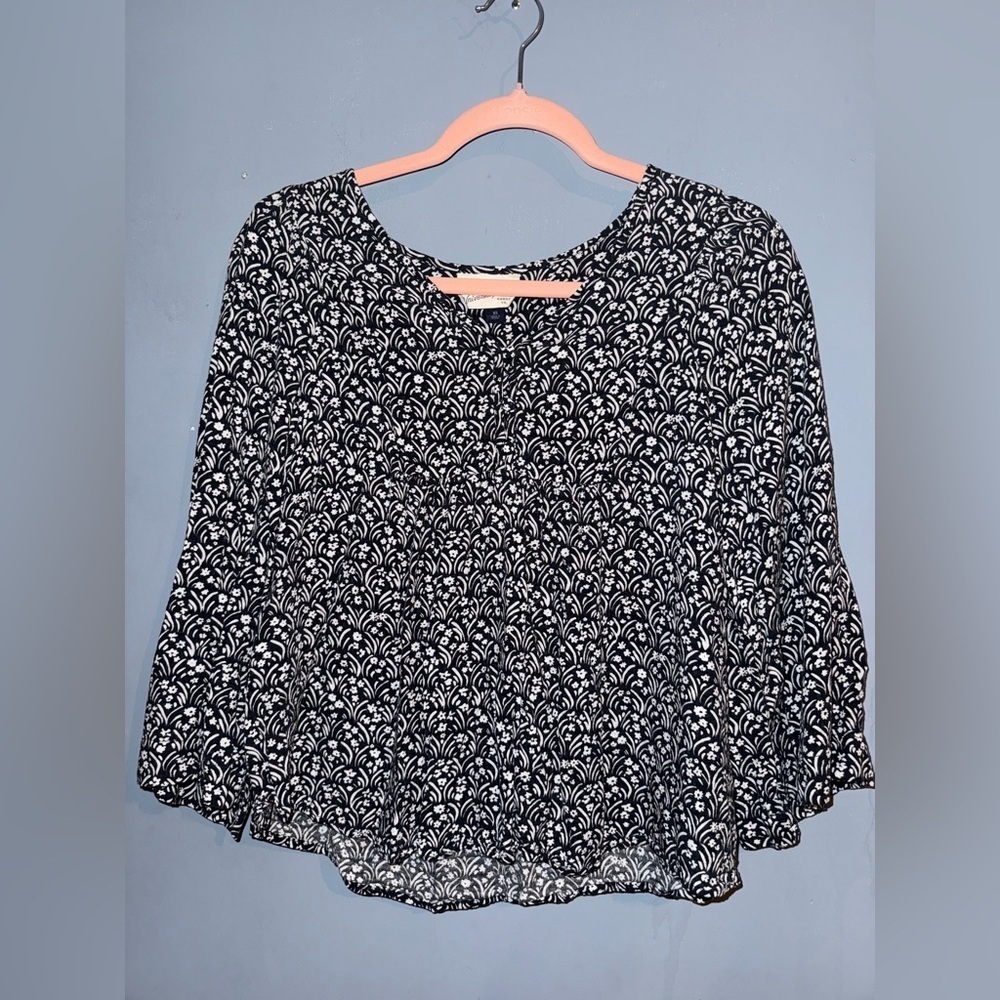 Universal Thread Black and White Floral Blouse with bell l